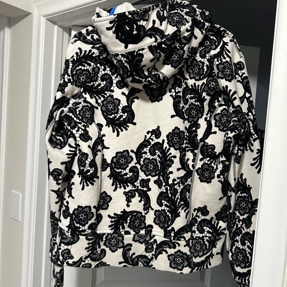 RARE- Size 12 WHITE AND BLACK LULULEMON SCUBA - Picture 14 of 14